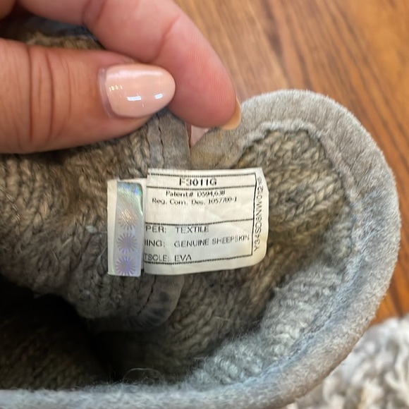 UGG Australia Women’s Mountain Quilted Gray Boot Size 7 - Picture 8 of 11